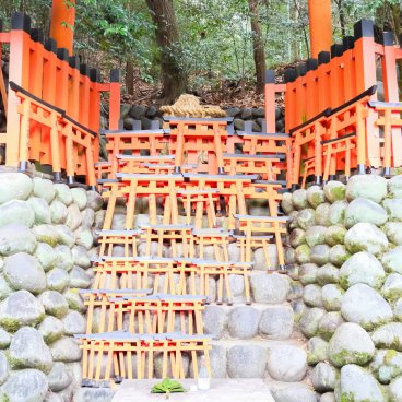 Fushimi Inari Taisha (Kyoto), Altar with vermilion torii gate-shaped ema