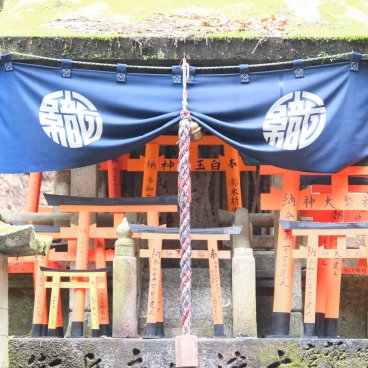 Fushimi Inari Taisha (Kyoto), Altar for prayer on the way to the top of Mount Inari 2
