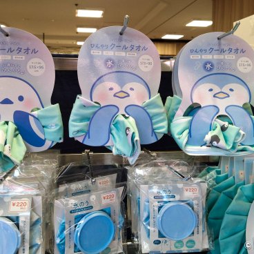 Summer Heat in Japan, Cooling towels at the ¥100 shop