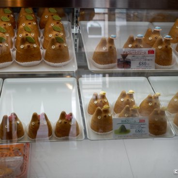 Shirohige’s Cream Puff Factory Kichijoji (Tokyo), Display of the various flavors of Totoro cream puffs