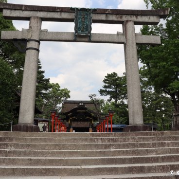 Toyokuni-jinja (Kyoto), Stone torii gate at the entrance of the shrine