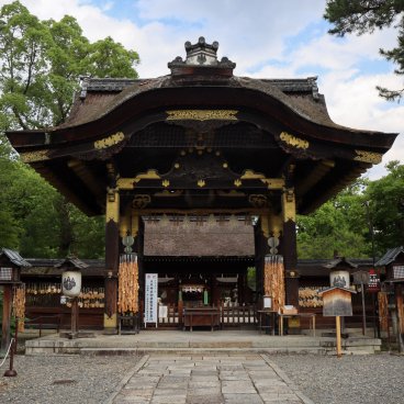 Toyokuni-jinja (Kyoto), Great Karamon gate and gourd-shaped ema votive plates