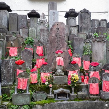 Azabu-Juban (Tokyo), Jizo wall and funeral steles at Yumemido Ossuary in Moto-Azabu