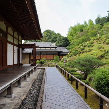 Chishaku-in (Kyoto), View on the azalea hill and Daisho-in pavilion
