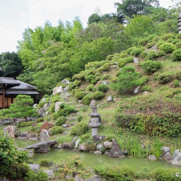 Chishaku-in (Kyoto), Azalea hill and pond of the scenic garden