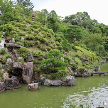 Chishaku-in (Kyoto), Azalea hill and pond of the scenic garden 2