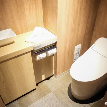 The Royal Park Canvas Fukuoka Nakasu (Kyushu), Toilet of the Premium Twin Riverside room