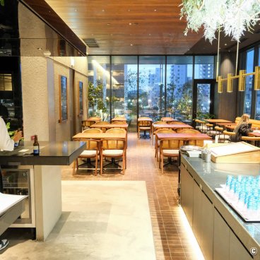 The Royal Park Canvas Fukuoka Nakasu (Kyushu), Kitchen and dining room of the restaurant Ono Hakata -Octo Natura Kyusyu-