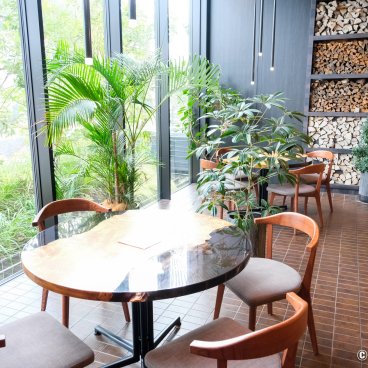 The Royal Park Canvas Fukuoka Nakasu (Kyushu), Tables at the restaurant Ono Hakata -Octo Natura Kyusyu-