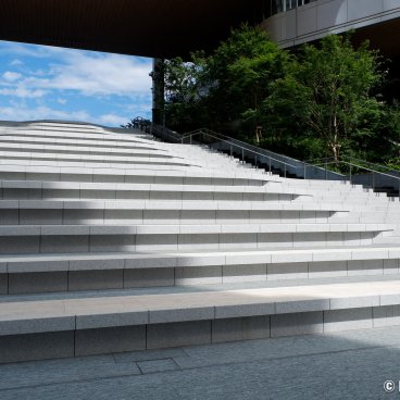 Takanawa Gateway City (Tokyo), Stairway between The Linkpillar 1 and Takanawa Gateway station