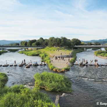 Demachiyanagi Delta (Kyoto), View on the stepping stones path across the river in summer