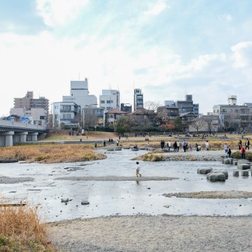 Demachiyanagi Delta (Kyoto), View on the stepping stones path across the river at the end of winter