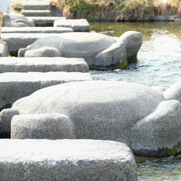 Demachiyanagi Delta (Kyoto), Detail of the rectangular and turtle-shaped stepping stones
