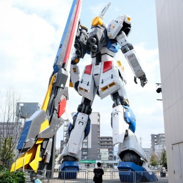 LaLaport Fukuoka, Back view of the RX-93ff ν (Nu) Gundam statue