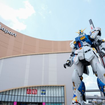 LaLaport Fukuoka, RX-93ff ν (Nu) Gundam statue at the entrance of the shopping mall