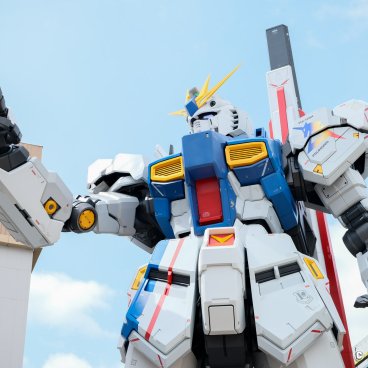 LaLaport Fukuoka, RX-93ff ν (Nu) Gundam statue raising its finger to the sky