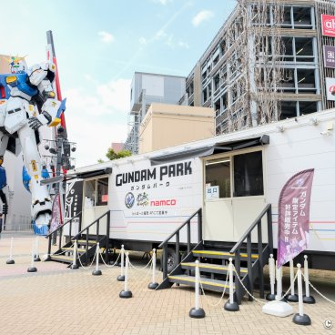 LaLaport Fukuoka, RX-93ff ν (Nu) Gundam statue raising its finger to the sky 2