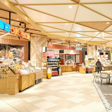 LaLaport Fukuoka, Grocery stores and restaurants at the ground floor