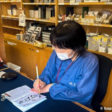 Calligrapher brushing a goshuin seal at Kencho-ji temple (picture authorized by the temple)