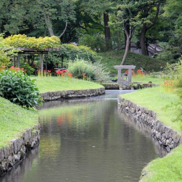 Koishikawa Korakuen (Tokyo), Spots of red lycoris flowers by the water