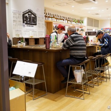 Kanazawa, Sake tasting at a bar in the JR station