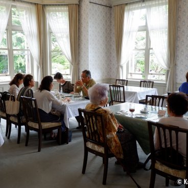 Kyu Furukawa Teien (Tokyo), Elderly patrons at the garden's café