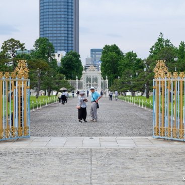 Akasaka Palace (Tokyo), A retired couple visiting the palace's grounds