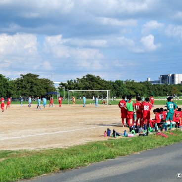 Arakawa Dote river bank (Tokyo), Young boys training for soccer