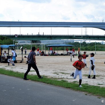 Arakawa Dote river bank (Tokyo), Young boys training for baseball