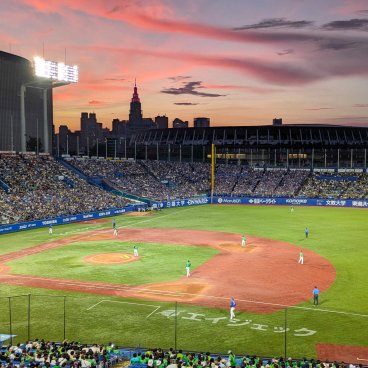 Meiji Jingu Stadium (Tokyo), Baseball match in the evening
