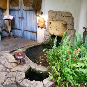 Kichijoji Petit Mura (Tokyo), Fountain decorated with a cat face in the garden