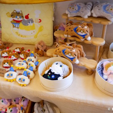Kichijoji Petit Mura (Tokyo), Cat-themed goods for sale in a designer's shop 