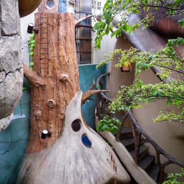 Kichijoji Petit Mura (Tokyo), Tree-shaped house ornament in the garden