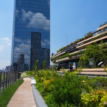 MoN Takanawa (Tokyo), Green landscaped terraces of the museum with a view on the railway tracks
