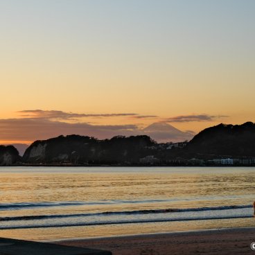 Kamakura, Sunset on the beach with a view of Mount Fuji