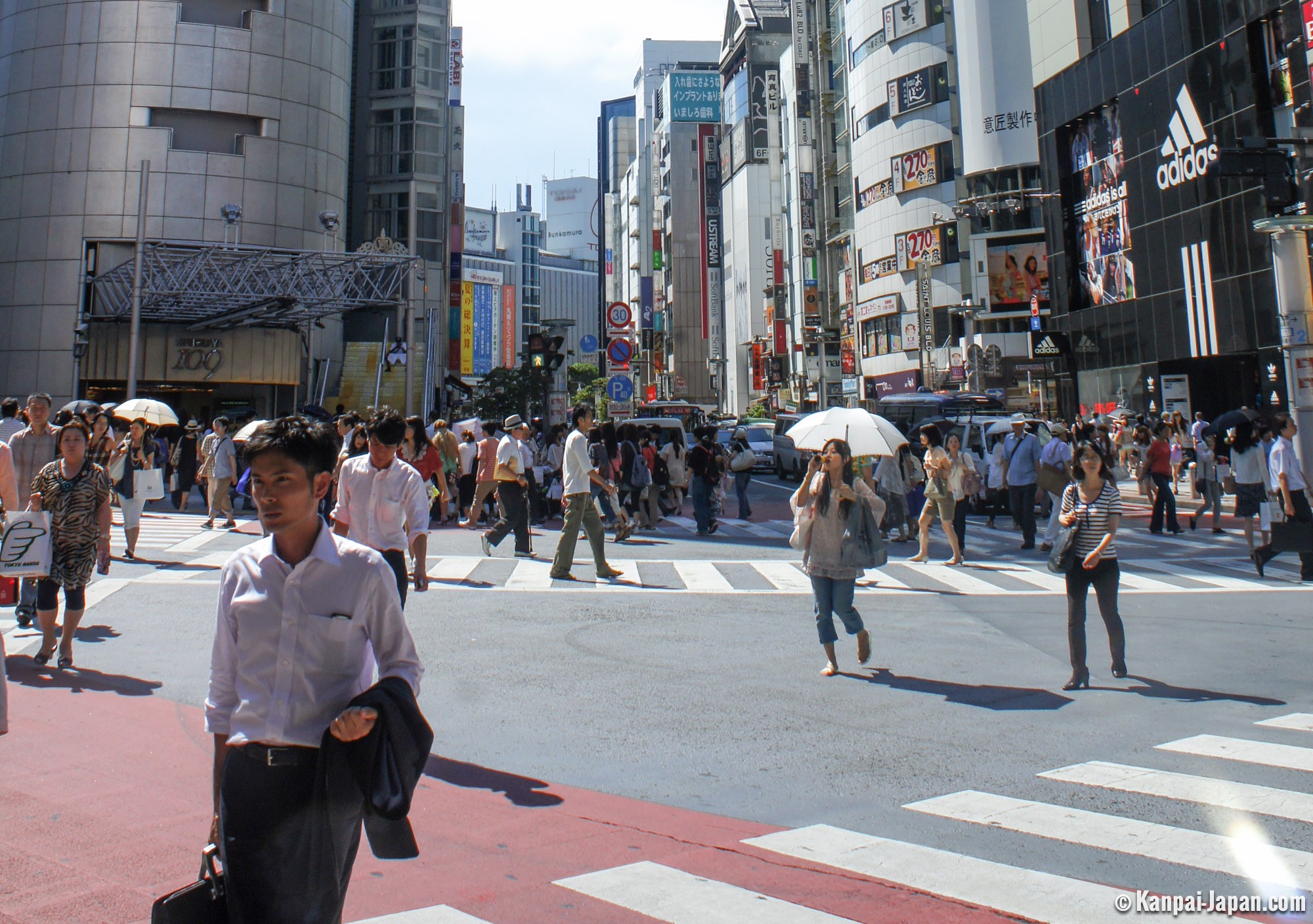 Tokyo, Japan. 6th Aug, 2014. Pedestrians walk under the hot