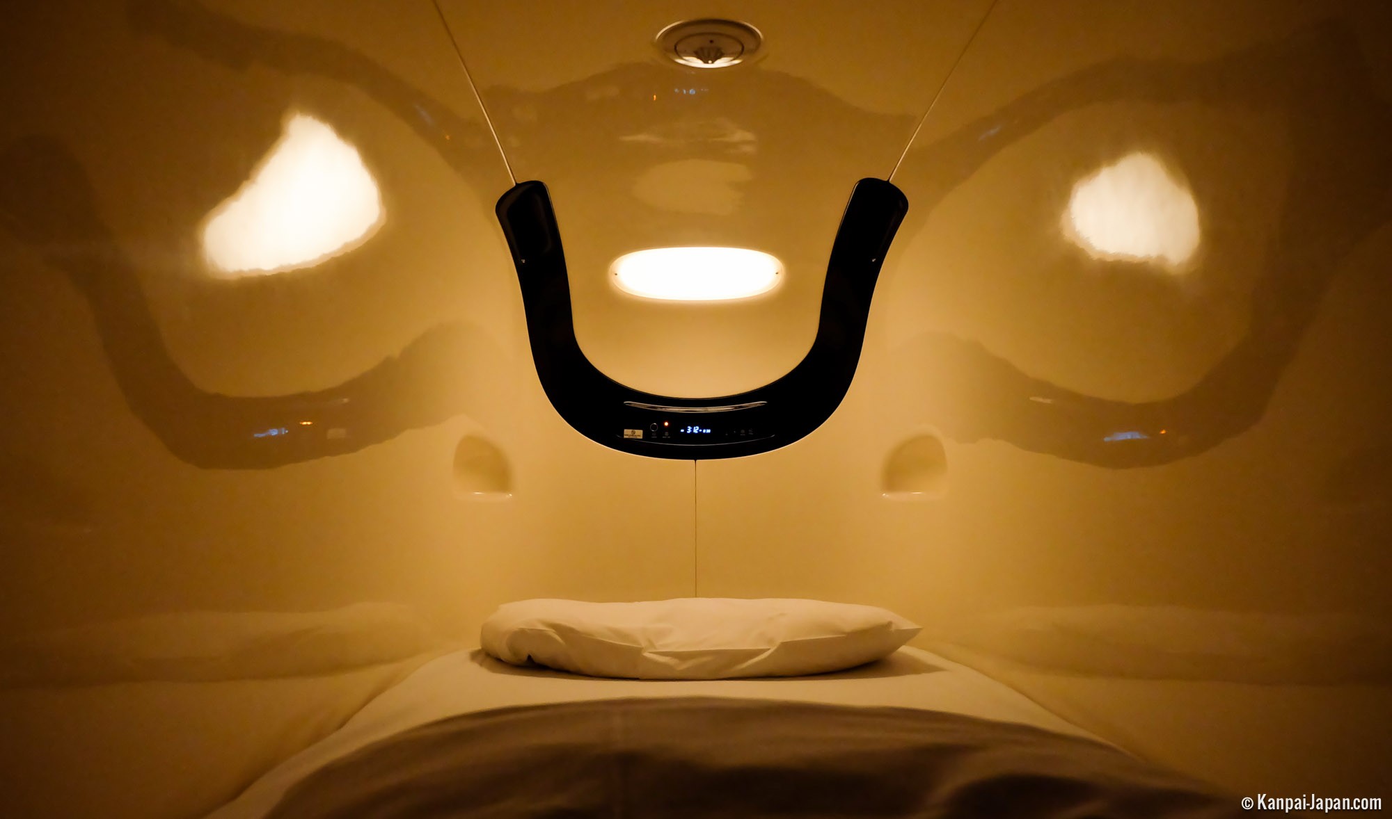 Capsule Hotels Lodging in boxes
