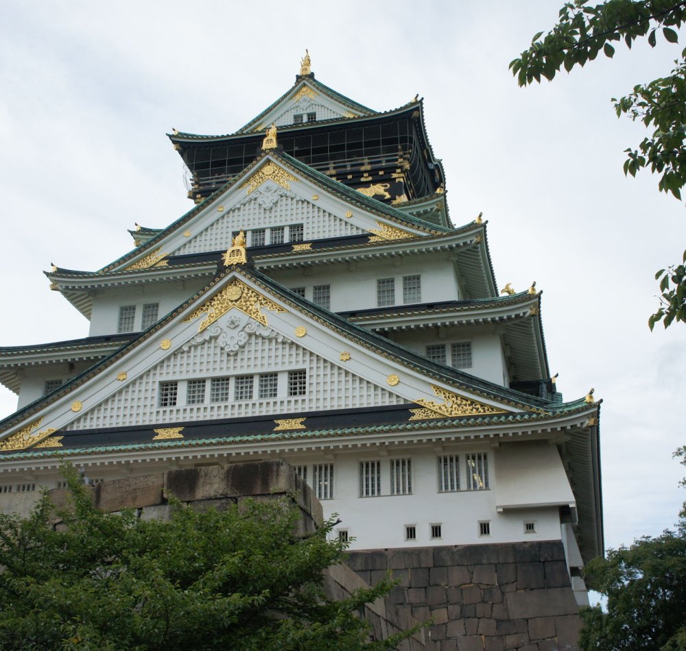 Osaka Castle, View on the blooming cherry trees and the keep