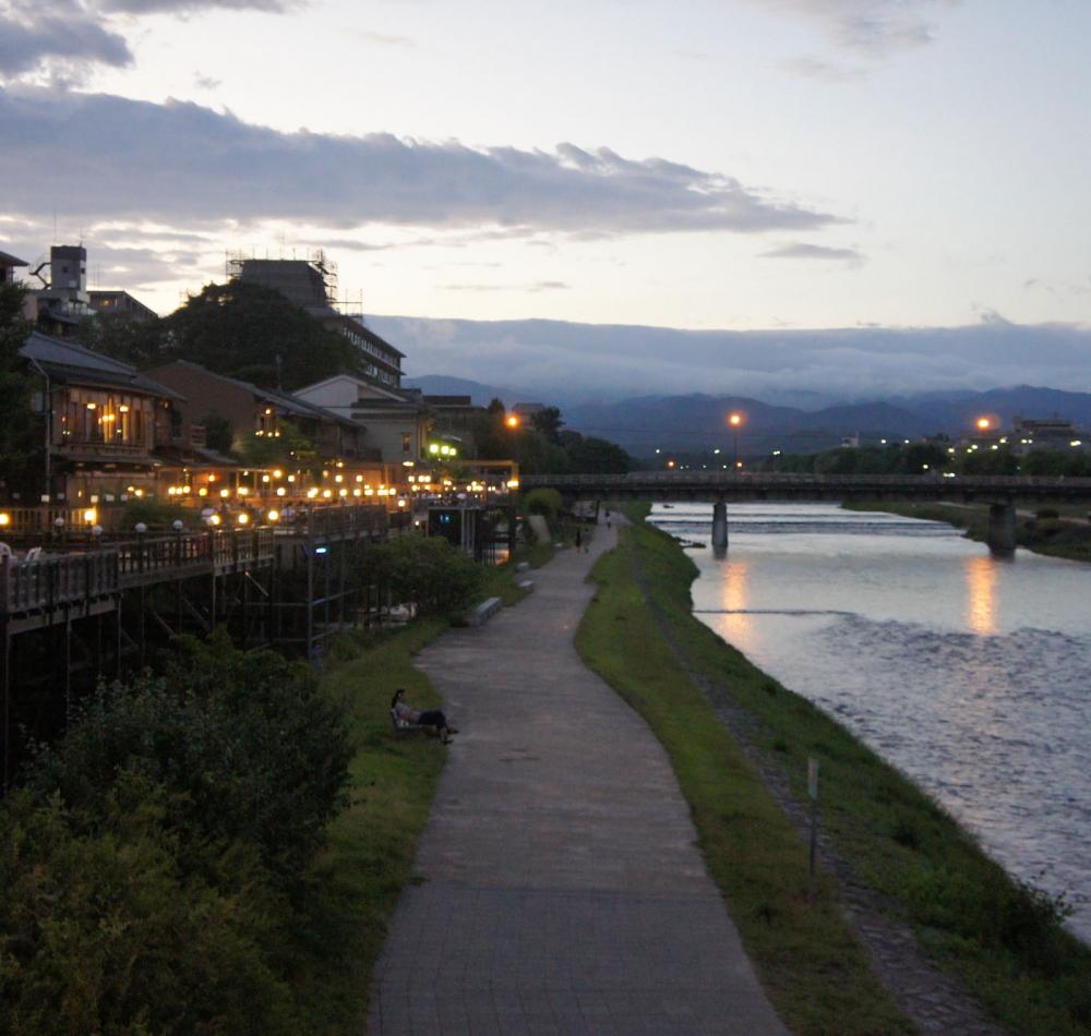 Kamo-gawa (Kyoto), View on the river in summer from downtown Kyoto