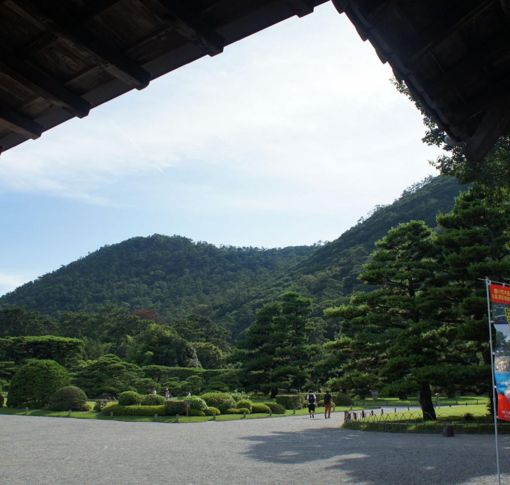 Ritsurin Koen (Takamatsu), View on Mount Shiun and one of the ponds