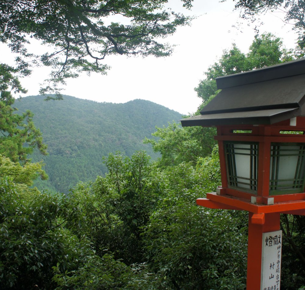 Mount Kurama, Red lanterns path