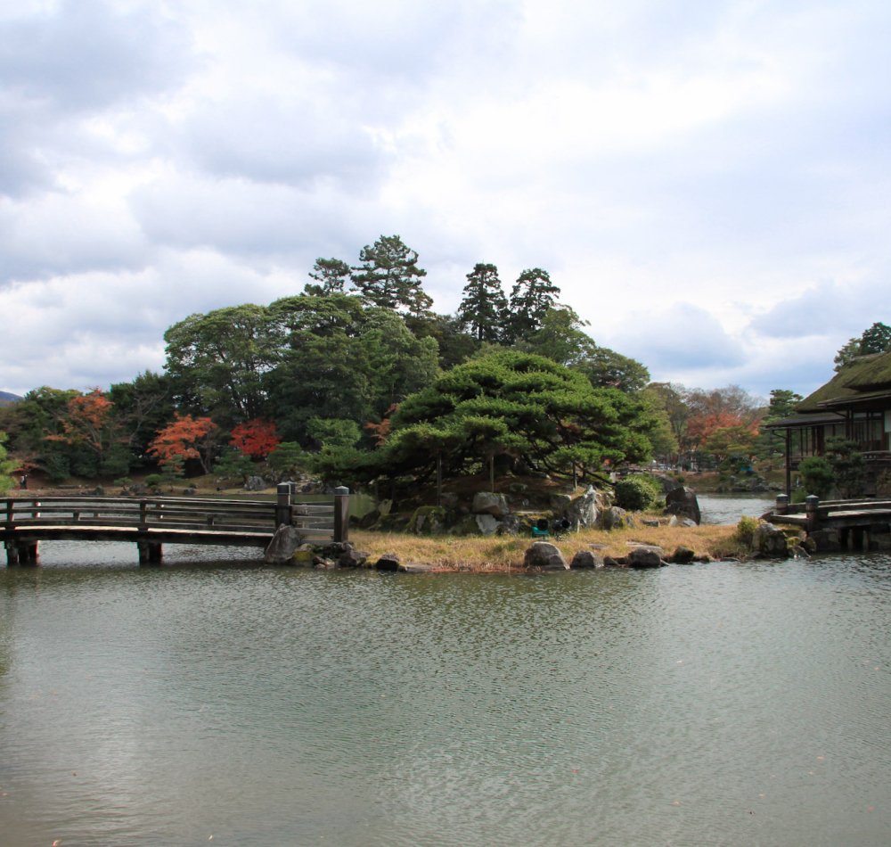 Hikone, View on the keep from one of the gardens in autumn