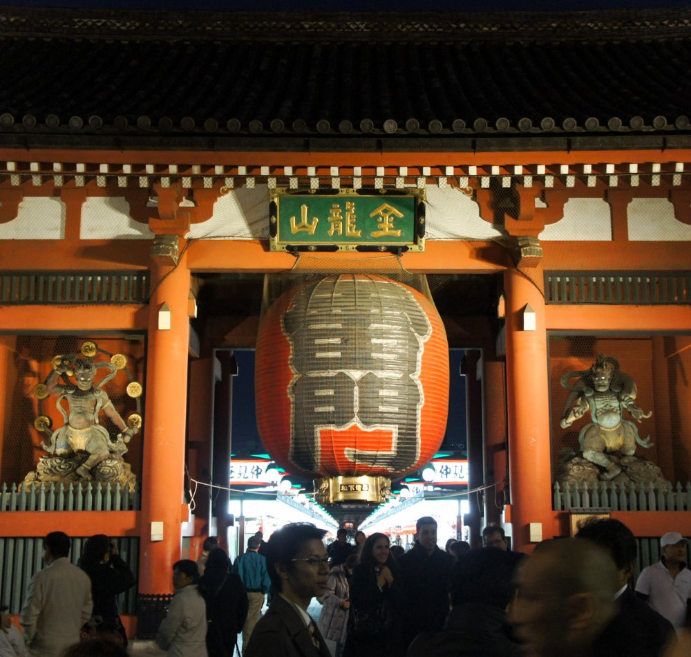 Senso-ji, Kaminarimon and pagoda