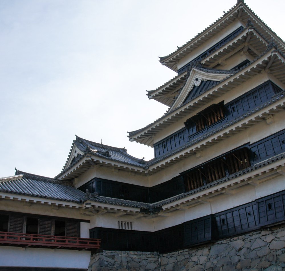 Matsumoto Castle, View on the black keep and the moat