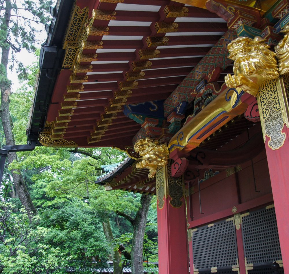 Nezu-jinja (Tokyo), Great torii gate at the main entrance