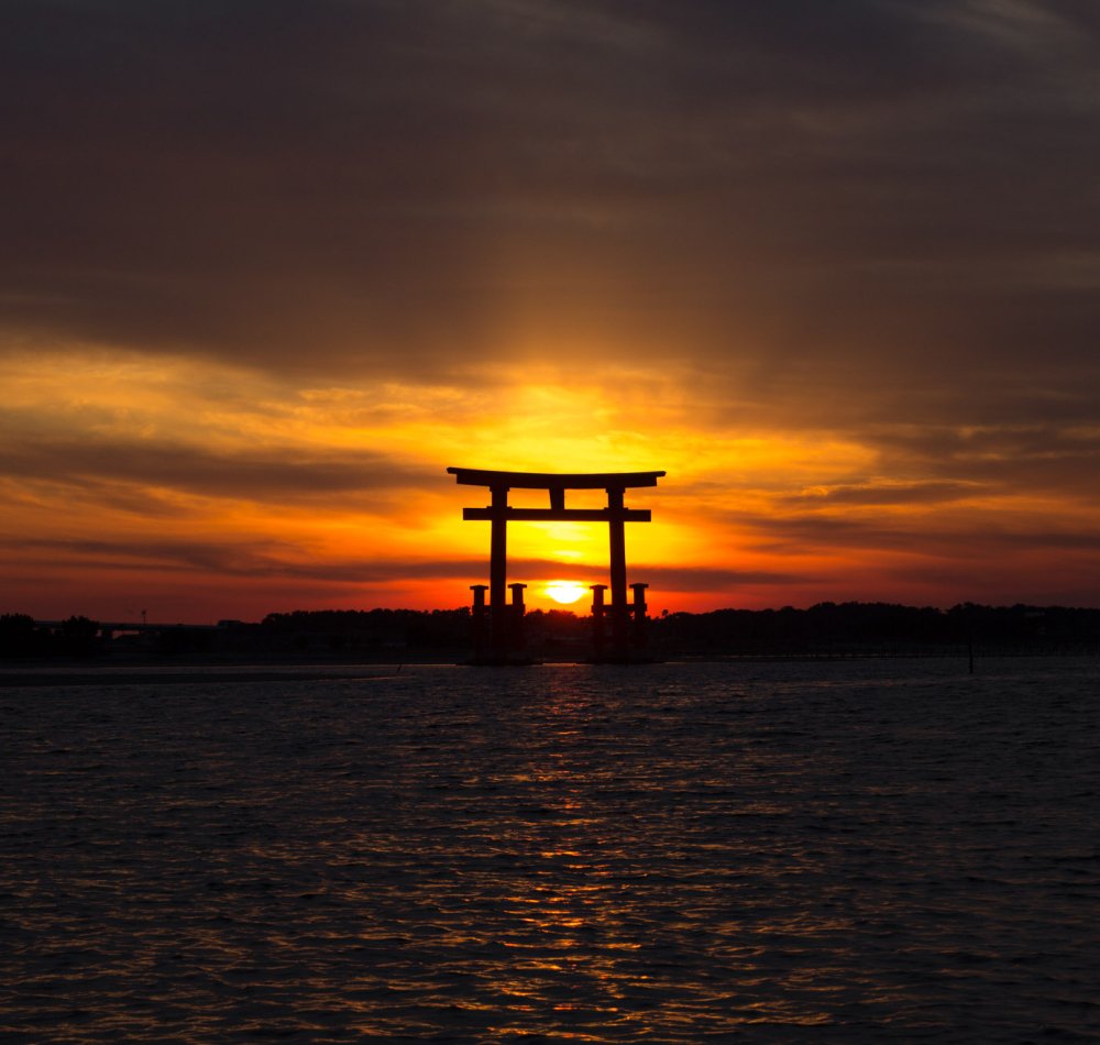 Bentenjima, Floating torii and setting sun