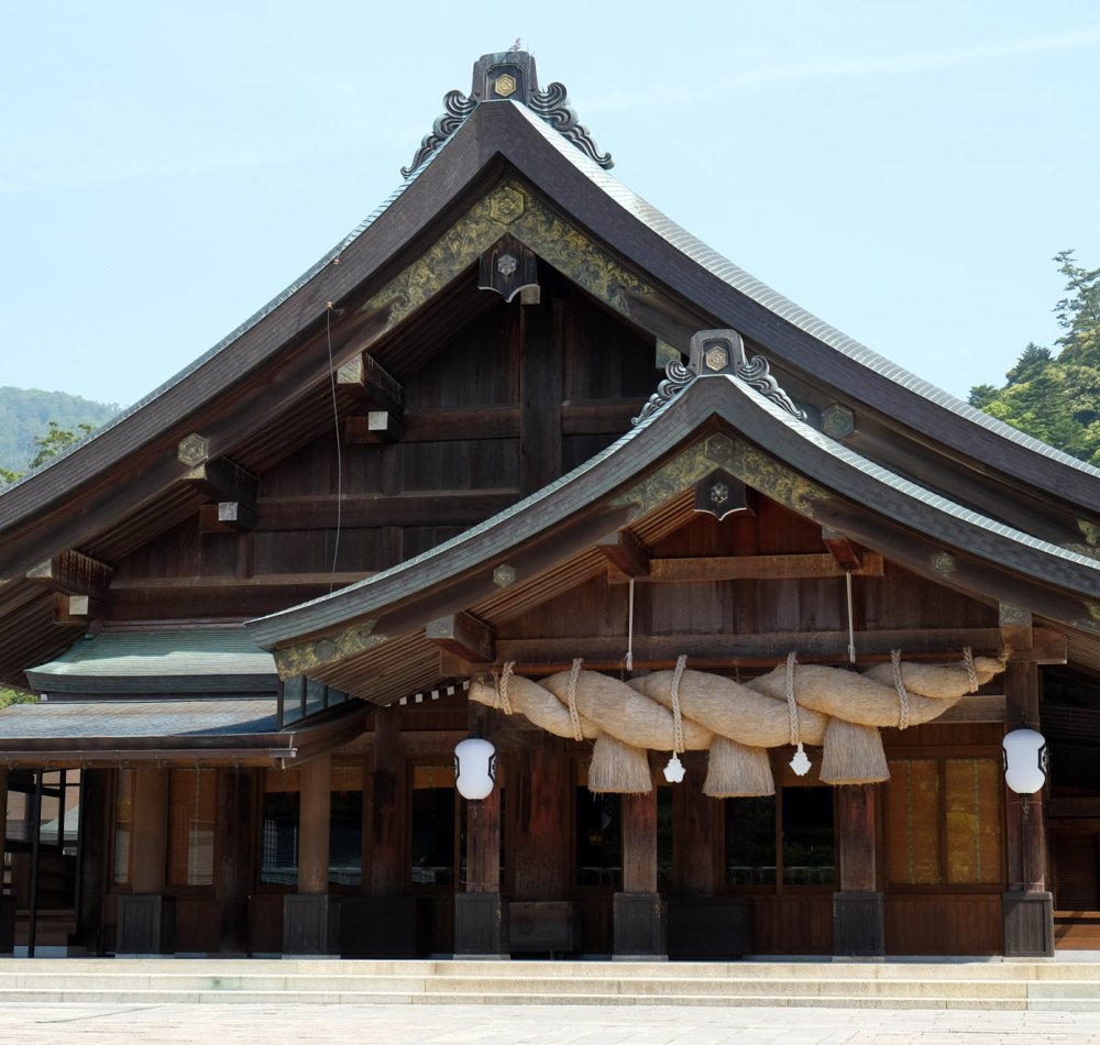 Izumo Taisha, Kagura-den with shimenawa cord 