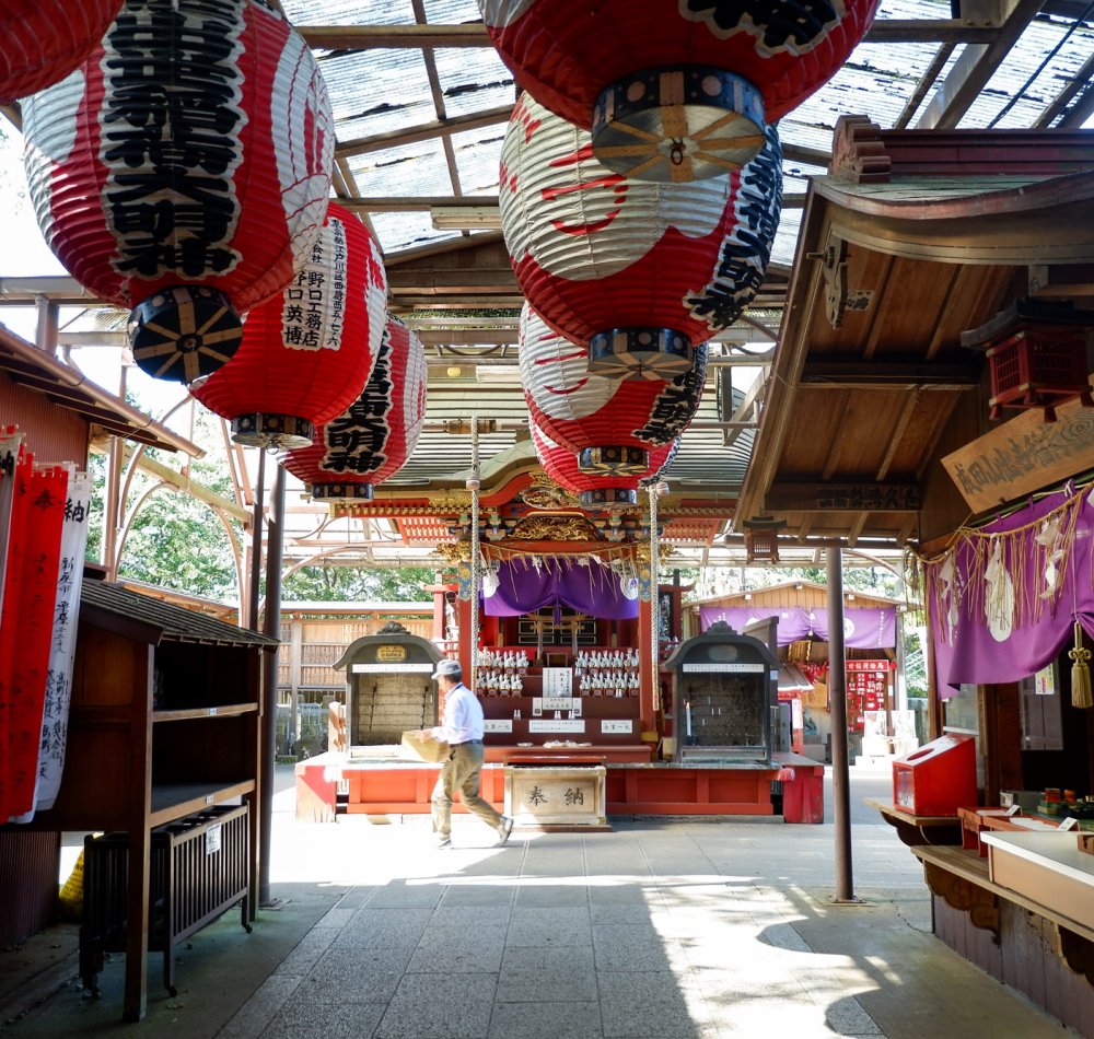 Narita-san, Great paper lantern under Niomon Gate