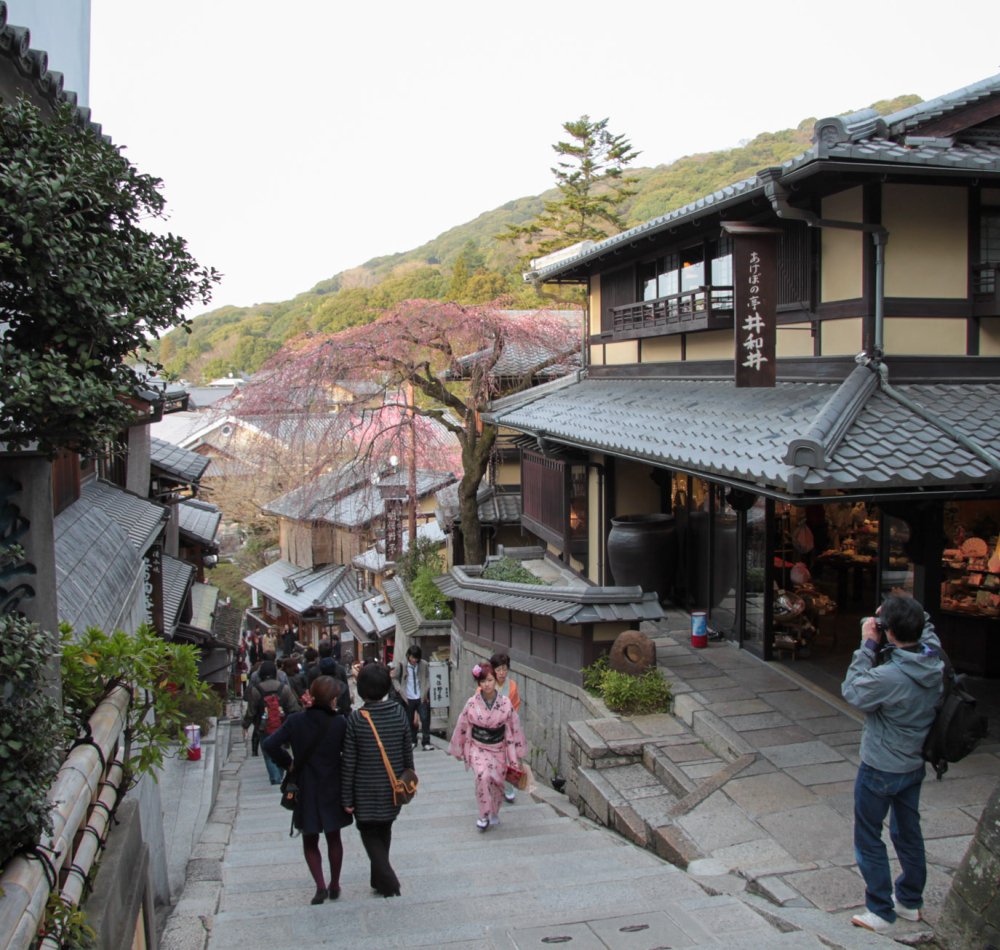 Ninenzaka and Sannenzaka streets at night (Kyoto)