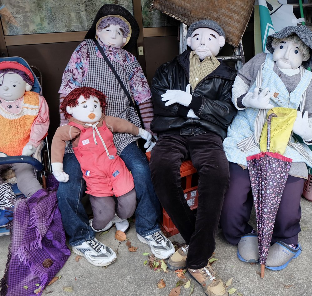 Kakashi no Sato, Scarecrows at the bus stop